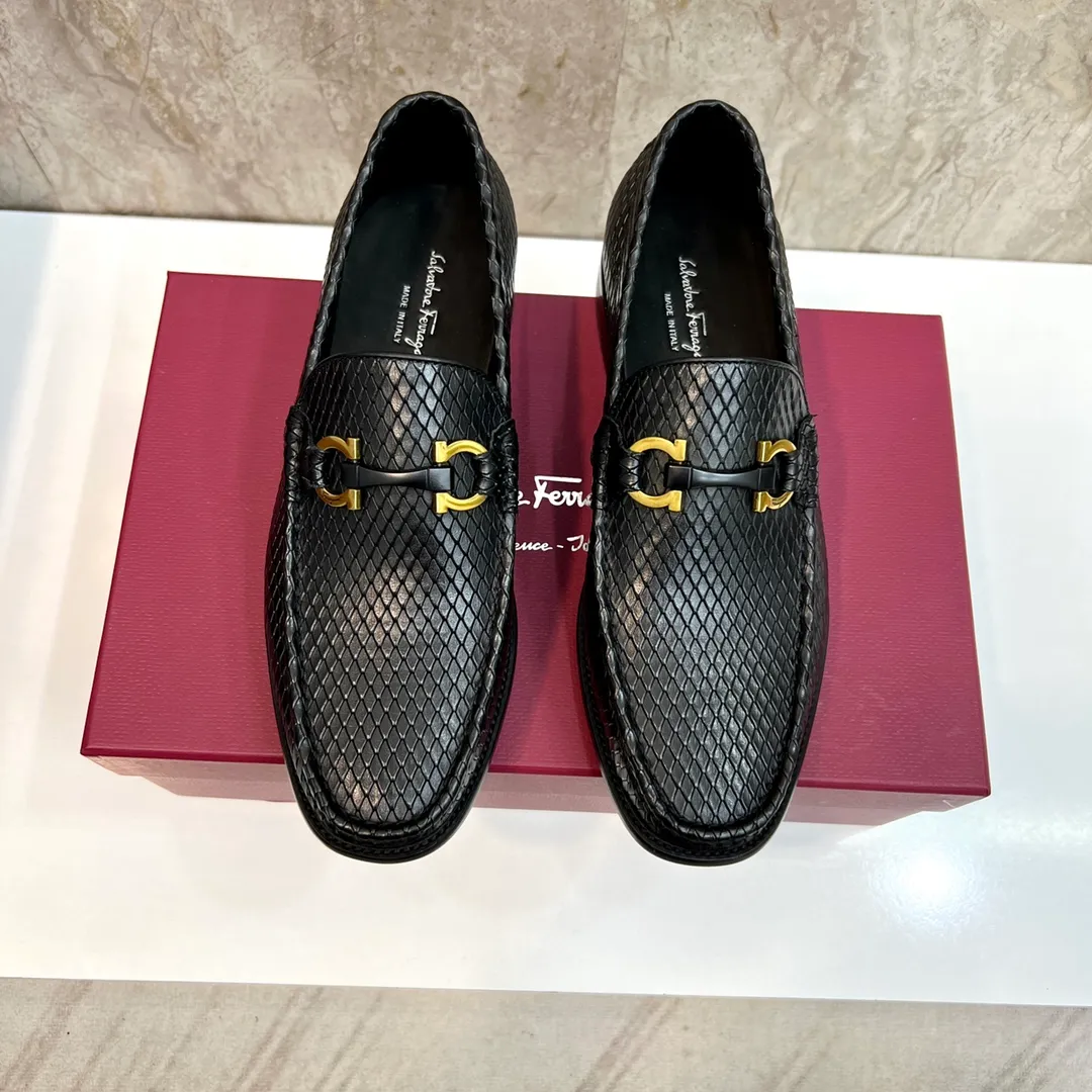 Original order quality P600 Brand: Ferragamo Standard size: Men's size 38/44 (45 can be customized) Grade: Same style as the official website High-quality men's shoes Material: Customized first-layer calfskin with water-dyed cowhide lining Cowhide tiptoe Original non-slip and wear-resistant rubber outsole Style category: Men's formal business leather shoes are young and fashionable European and American trends British style Casual matching Comfortable feet Color: Actual picture